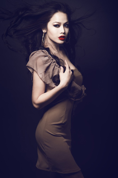 Nhật Kim Anh gợi cảm phong cách Tây cổ điển